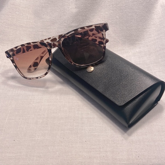 Women’s Leopard Frame Brown Lens Sunglasses Brand New!  With Case - Picture 3 of 5